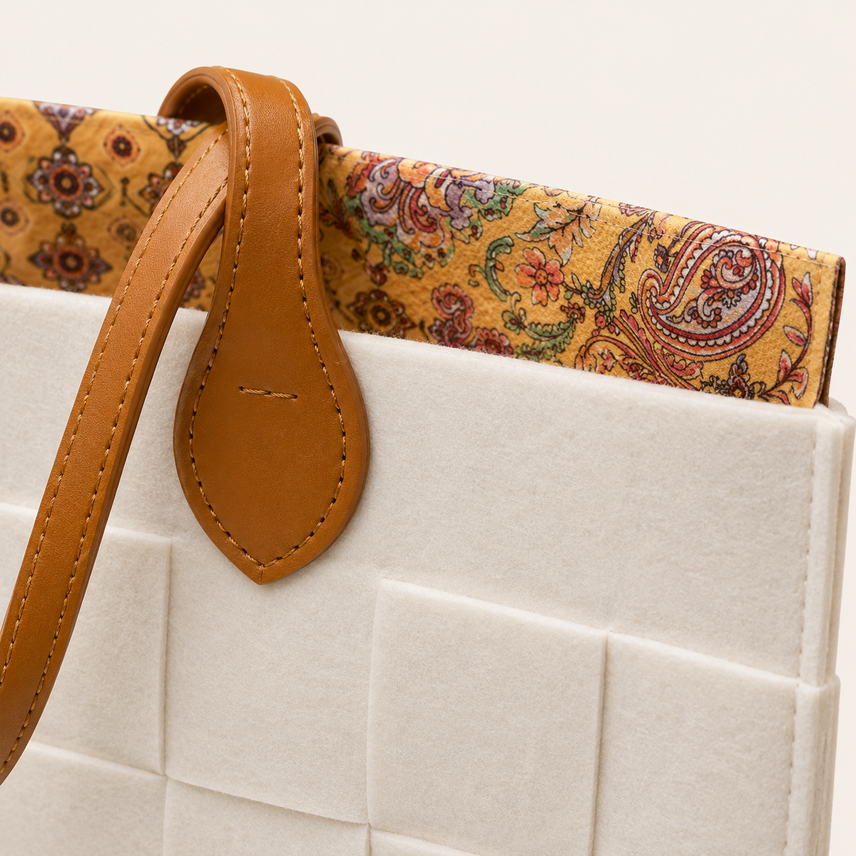 BOLSO MEDIANO TRAMA FIELTRO OFF WHITE